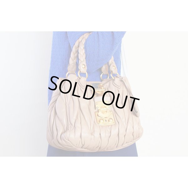 ミュウミュウ　マテラッセ2WAYバック RN0473 ピンクベージュ（CAMMEO）　持ったイメージ(2)