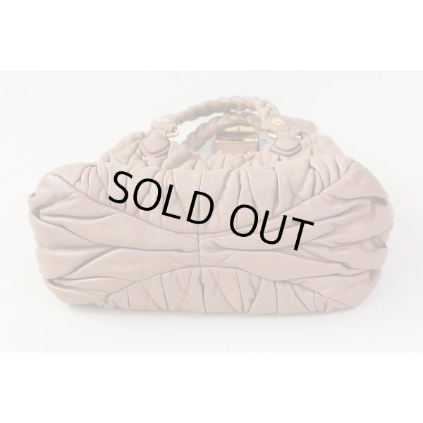 ミュウミュウ　マテラッセ2WAYバック RN0473 ピンクベージュ（CAMMEO）　底