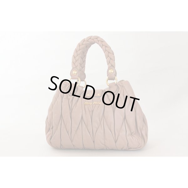 ミュウミュウ　マテラッセ2WAYバック RN0473 ピンクベージュ（CAMMEO）　裏面