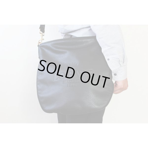 ロエベ　ショルダーバック ブラック／GP金具　持ったイメージ