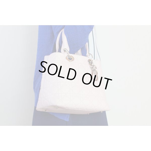 クリスチャンディオール　レディディオール ハンドバック CAL44941 ピンク　持ったイメージ