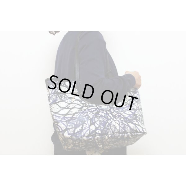 エミリオプッチ　トートバック ブラック／ マルチ　持ったイメージ