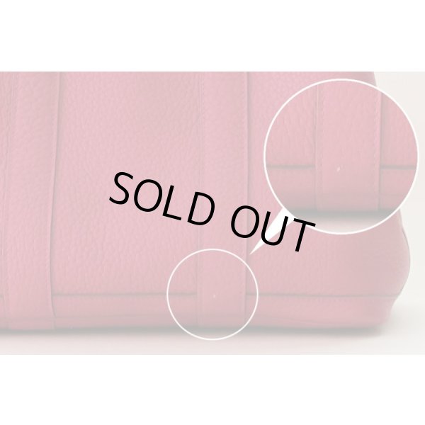 バッグ正面、下部に小キズがあります。