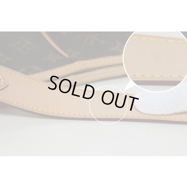 持ち手のヌメ革に小さなシミが見受けられます。