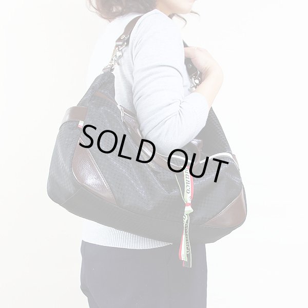 オロビアンコ  ビジネスバック SILVOFFICE-C ブラック／マロン　持ったイメージ