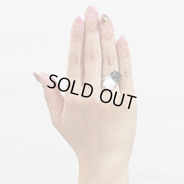 シャネル　750WG オニキスホワイトアゲートダイアイリリング J2938 6.90g　装着イメージ