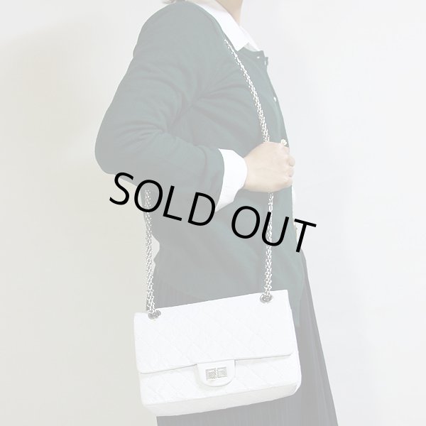 シャネル　2.55ライン Wチェーンショルダーバック A30225 ホワイト ヴィンテージ加工　掛けたイメージ(1)