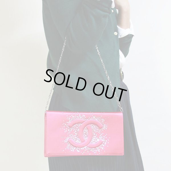 シャネル　クラッチ チェーンバック　ピンク／SIV金具　掛けたイメージ