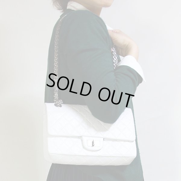 シャネル　2.55ライン Wチェーンショルダーバック A30225 ホワイト ヴィンテージ加工　掛けたイメージ(2)