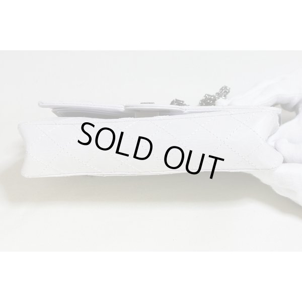 シャネル　2.55ライン Wチェーンショルダーバック A30225 ホワイト ヴィンテージ加工　底