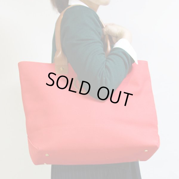 トリーバーチ  トートバック No.79911-02004 オレンジ　持ったイメージ