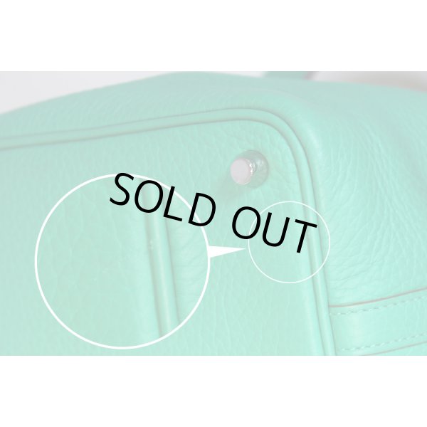 底部の一部にうっすらひっかきキズがあります。