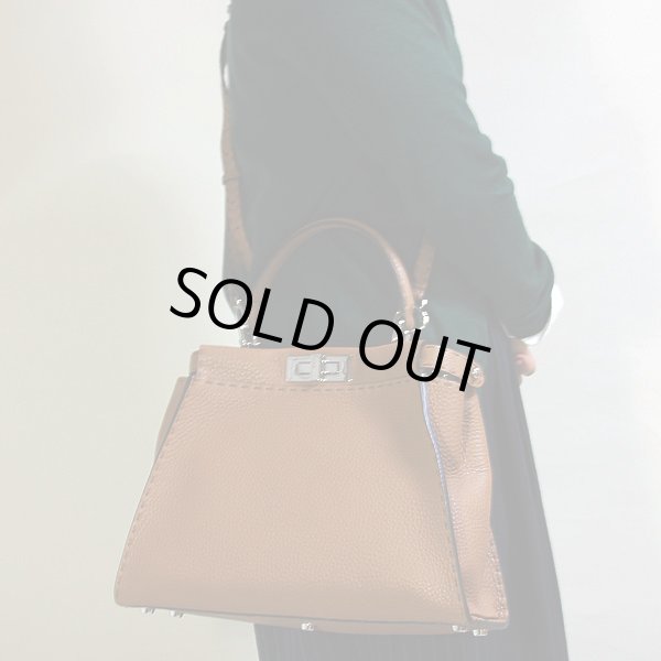 フェンディ  セレリア ピーカブー 8BN226 ブラウン　掛けたイメージ