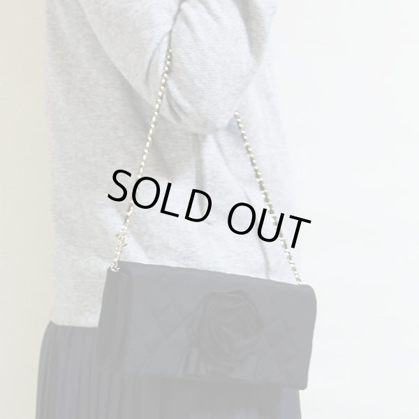 シャネル　チェーンショルダーバック　ブラック／SIV金具　持ったイメージ