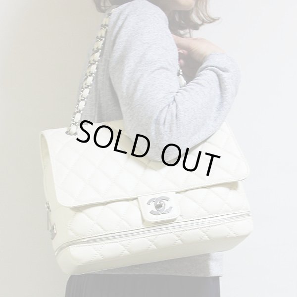 シャネル　パリ・ニューヨークコレクション　Wチェーンショルダーバック　A32461　アイボリー／SIV金具　持ったイメージ