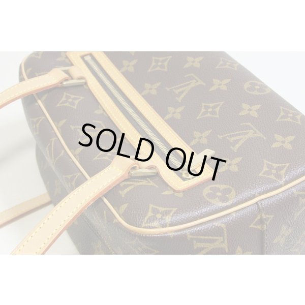 ヌメ革全体に焼け、一部シミ、パイピング部に一部スレが見受けられますが全体的に状態の良い綺麗な商品です。