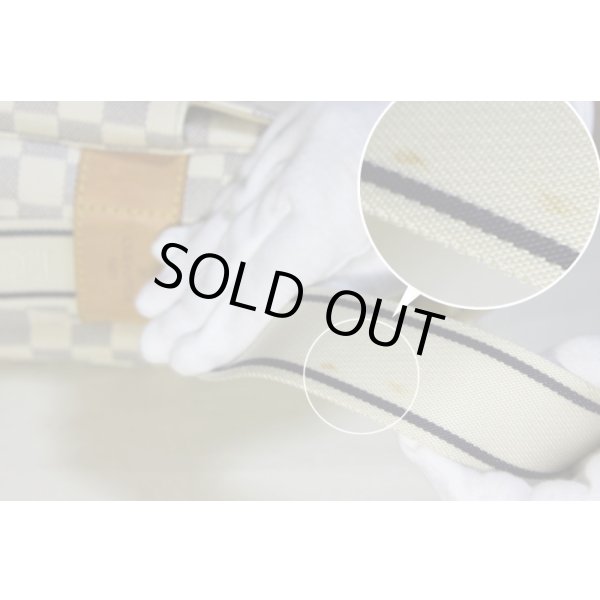 ショルダーストラップ、ポケットフラップ裏にシミが見受けられますが、全体的には綺麗な商品です。