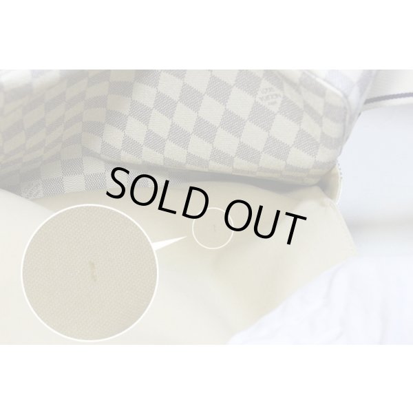 ショルダーストラップ、ポケットフラップ裏にシミが見受けられますが、全体的には綺麗な商品です。