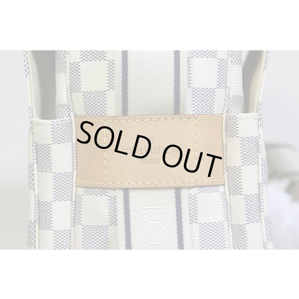 ショルダーストラップ、ポケットフラップ裏にシミが見受けられますが、全体的には綺麗な商品です。