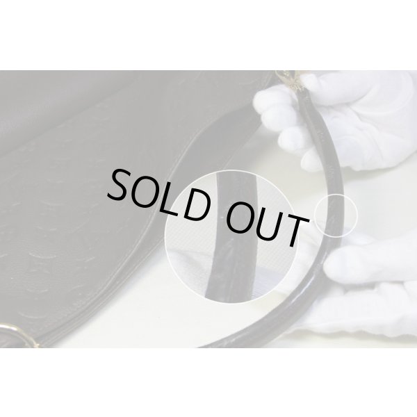 持ち手・ショルダー縁周りコーティングに、スレ・凹み跡が所々に見られます。