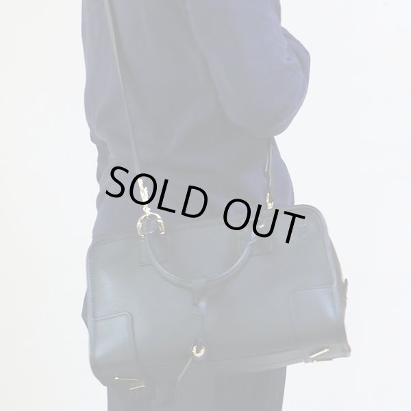 ロエベ　アマソナ28 352.03.N03 ブラック／ゴールド金具　掛けたイメージ