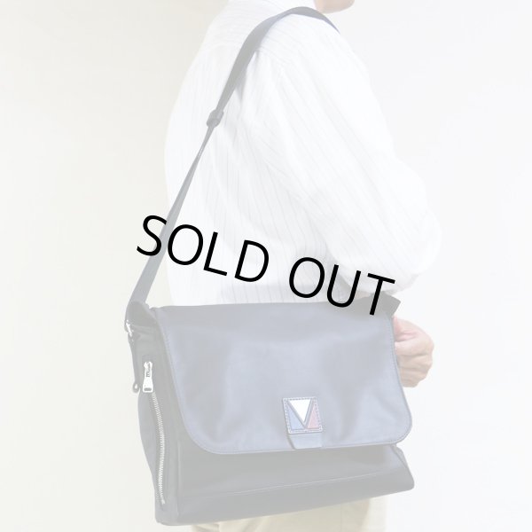 ルイヴィトン　クロス M50443 アスファルトグレー　掛けたイメージ