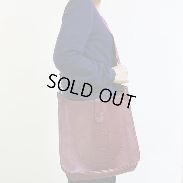 エルメス　エヴリン1 GM　ボルドー　掛けたイメージ