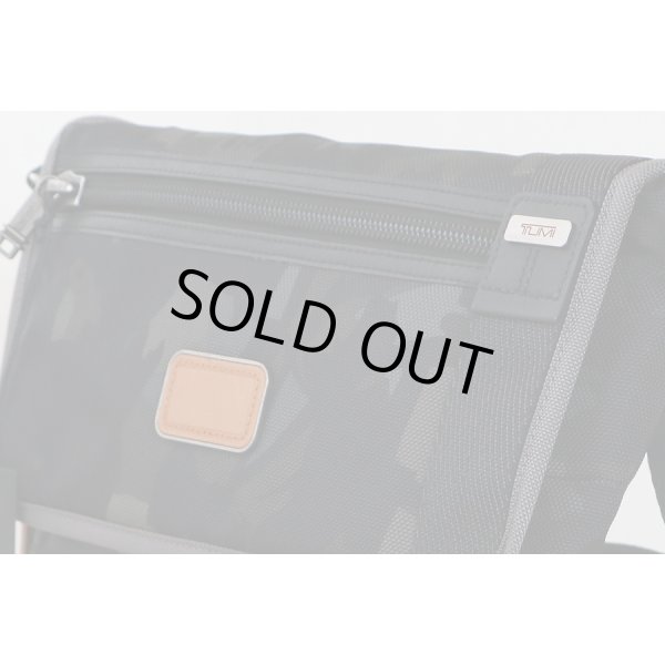 トゥミ　「ビール」クロスボディ 222371GC2 グレイカモ　サイズ上部