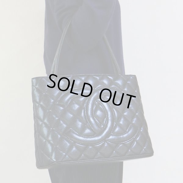 シャネル　復刻トートバック A01804 ブラック／ゴールド金具　持っているイメージ