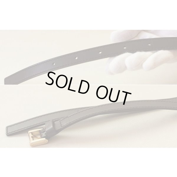 ショルダー部に少々シワ・金具跡、金具に小傷が見受けられますが、全体的には綺麗な商品です。