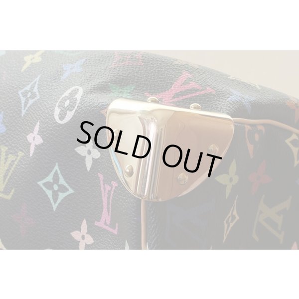 ヌメ革に僅かに焼け・所々にシミ、コーナープレート、前面金具に小傷やくすみが見受けられます。