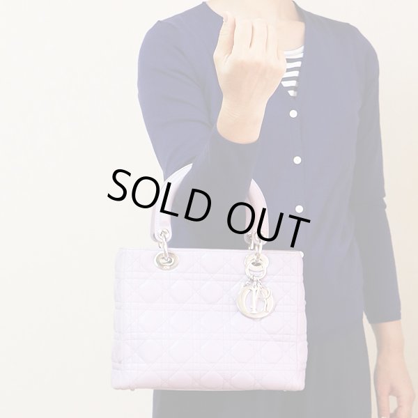 クリスチャンディオール レディディオール ハンドバック ラベンダー　持ったイメージ