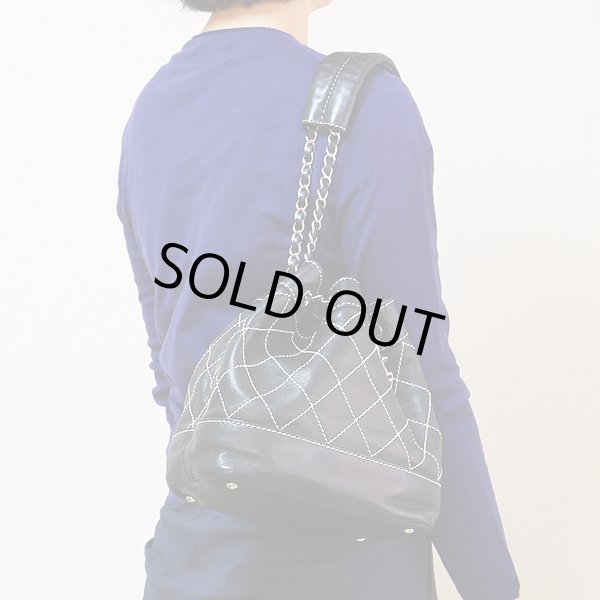 シャネル　ワイルドステッチ 巾着ショルダーバック ブラック／SIV金具　掛けたイメージ