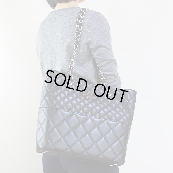 シャネル　チェーントートバック ブラック／シルバー金具　掛けたイメージ