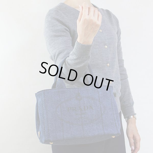 プラダ　カナパトートバック 1BG439 DENIM　持ったイメージ