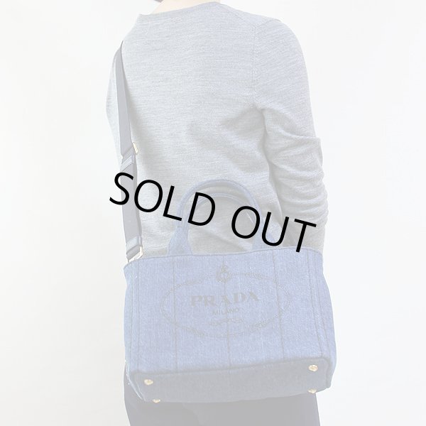 プラダ　カナパトートバック 1BG439 DENIM　掛けたイメージ