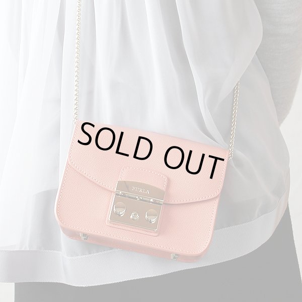 フルラ　METROPOLIS クロスボディ ピンク　掛けたイメージ