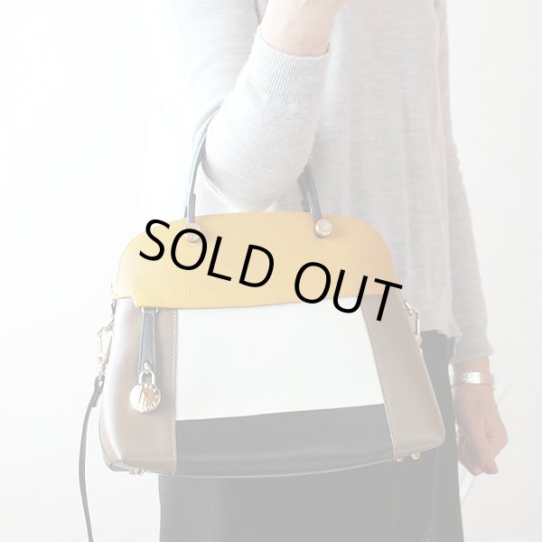 フルラ　PIPER ハンドバック マスタードイエロー／オフホワイト／ダークベージュ　持ったイメージ