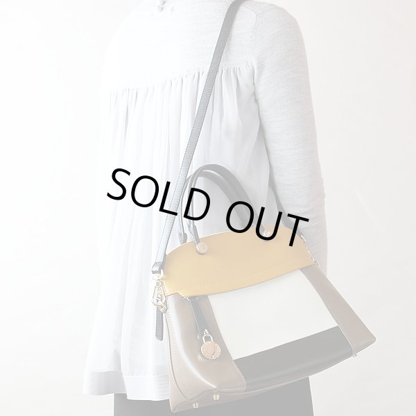 フルラ　PIPER ハンドバック マスタードイエロー／オフホワイト／ダークベージュ　掛けたイメージ