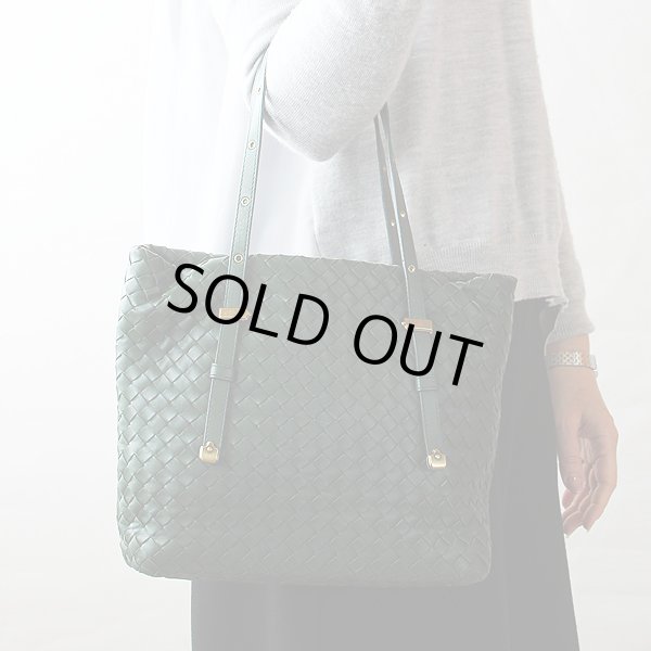 ボッテガヴェネタ　イントレチャート トートバック 162937 V00A2 3203 グリーン　持っているイメージ