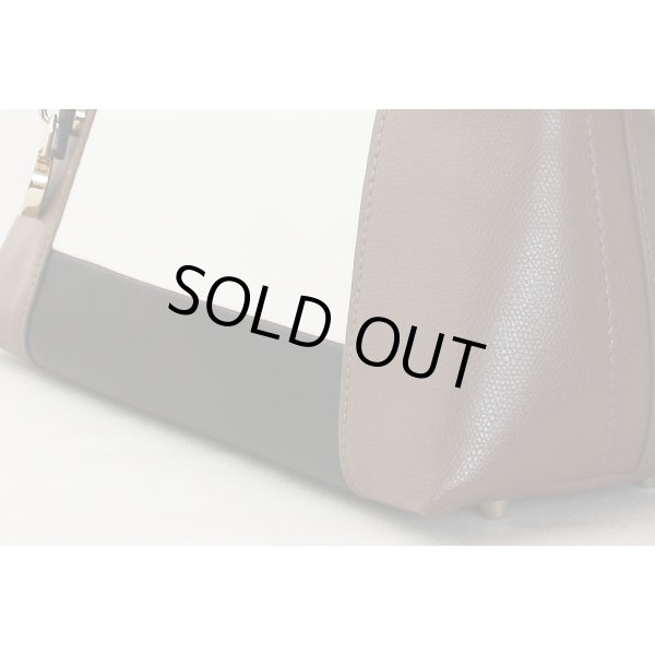 フルラ　PIPER ハンドバック マスタードイエロー／オフホワイト／ダークベージュ　サイド下部