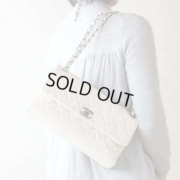 シャネル　チェーンショルダーバック アリボリー／ヴィンテージ金具　掛けたイメージ(1)