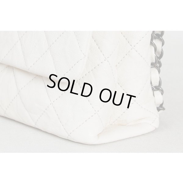 シャネル　チェーンショルダーバック アリボリー／ヴィンテージ金具　サイド下部