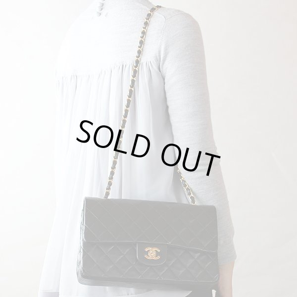 シャネル　Wフラップ チェーンショルダーバック ブラック／ボルドー ゴールド金具　掛けたイメージ(2)