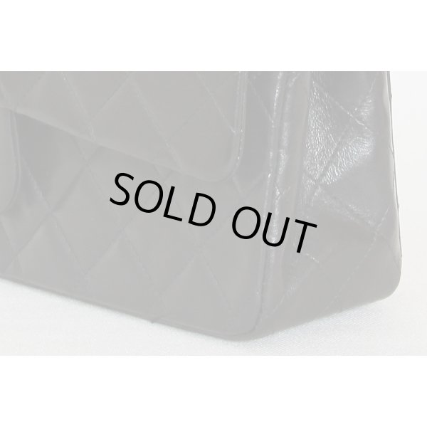 シャネル　Wフラップ チェーンショルダーバック ブラック／ボルドー ゴールド金具　サイド下部