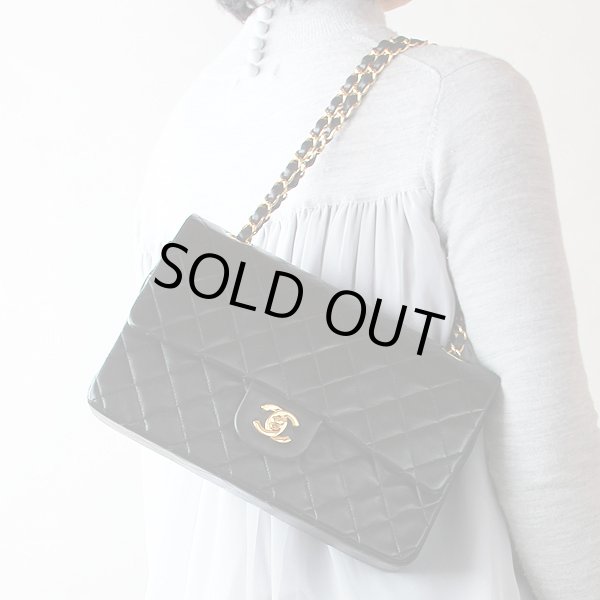 シャネル　Wフラップ チェーンショルダーバック ブラック／ボルドー ゴールド金具　掛けたイメージ(1)