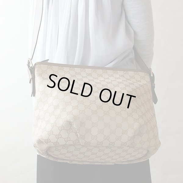 グッチ　ショルダーバック 388930 525040 ベージュ　掛けたイメージ