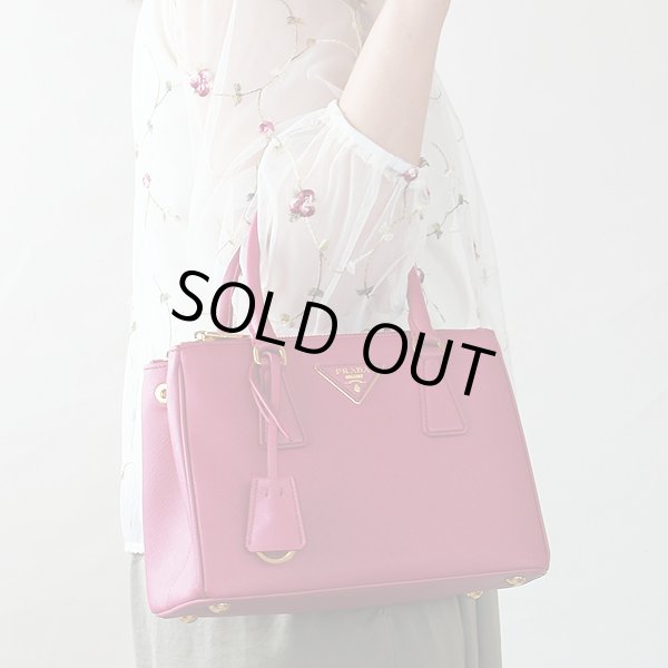 プラダ　2WAYハンドバック 1BA896 FUXIA/ピンク　持ったイメージ