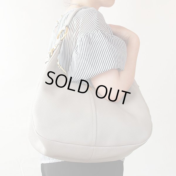 プラダ　ショルダーバック BR4373 POMICE グレー系　持ったイメージ