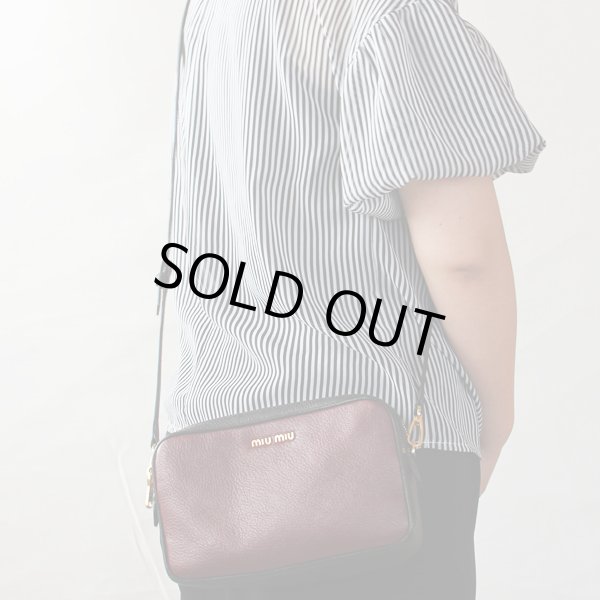 ミュウミュウ　ショルダーバック MADRAS 5BH539 NERO+AMARANTO　掛けたイメージ